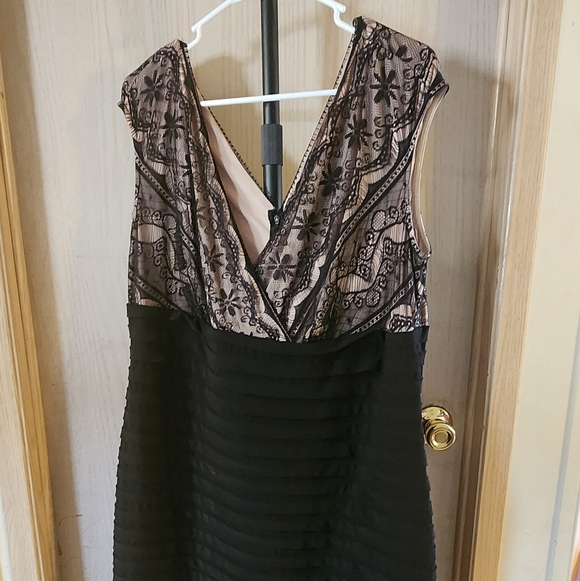 dressbarn Dresses & Skirts - Dressbarn Elegant Black and Tan Backless Dress